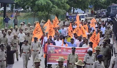 ನಾಗಮಂಗಲದ ಬದರಿಕೊಪ್ಪಲಿನಲ್ಲಿ ಗಣಪತಿ ವಿಸರ್ಜನೆ ವೇಳೆ ನಡೆದ ಕಲ್ಲು ತೂರಾಟ ಖಂಡಿಸಿ ಪ್ರತಿಭಟನೆ  