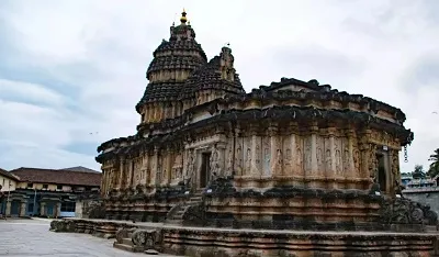 ಶೃಂಗೇರಿ ಶಾರದೆ ದರ್ಶನಕ್ಕೆ ಹೋಗುವ ಭಕ್ತರಿಗೆ ಈ ಡ್ರೆಸ್ ಕೋಡ್ ಕಡ್ಡಾಯ  