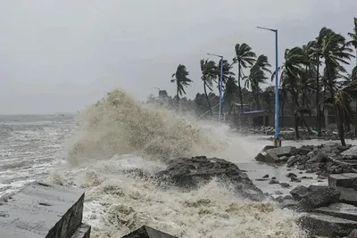 ಬಂಗಾಳದ ಕರಾವಳಿಗೆ ಅಪ್ಪಳಿಸಿದ ರೆಮೆಲ್ ಚಂಡಮಾರುತ