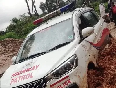 ಶಿರಾಡಿಘಾಟ್‌ನಲ್ಲಿ ಮತ್ತೆ ಭೂಕುಸಿತ  ಮಣ್ಣಿನಡಿ ಸಿಲುಕಿದ ಪೊಲೀಸ್‌ ವಾಹನ   