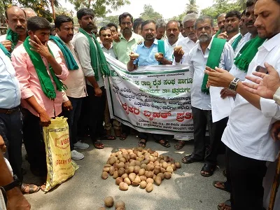 ಕೊಬ್ಬರಿ ಖರೀದಿ ಬಗ್ಗೆ ನಿಯಮ ಸರಳೀಕರಣಗೊಳಿಸುವಂತೆ ಒತ್ತಾಯಿಸಿ ರೈತರಿಂದ ಪ್ರತಿಭಟನೆ  