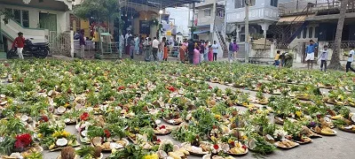 ಕರುವಿನಕಟ್ಟೆ ವೃತ್ತದಲ್ಲಿ ಹೋಳಿಗೆಮ್ಮ ಹಬ್ಬದ ಹೋಳಿಗೆ ಘಮ  ಘಮ  