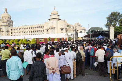 ಜನಸ್ಪಂದನ ಕಾರ್ಯಕ್ರಮ  ವಿಧಾನಸೌಧದತ್ತ ಅಹವಾಲು ಹೊತ್ತ ಜನರ ಆಗಮನ