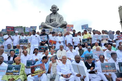 ಹೆಚ್‌ಡಿಕೆ  ರೆಡ್ಡಿ  ಇತರರ ವಿರುದ್ಧ ಪ್ರಾಸಿಕ್ಯೂಷನ್ ಅನುಮತಿ ನೀಡುವಂತೆ ರಾಜ್ಯಪಾಲರಿಗೆ ಕಾಂಗ್ರೆಸ್ ಮನವಿ