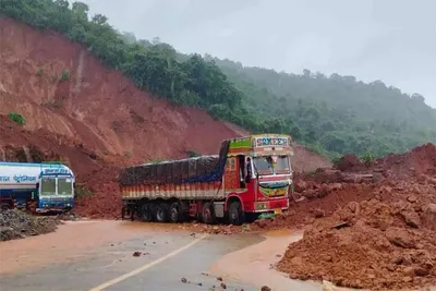 ಶಿರೂರು ಗುಡ್ಡ ಕುಸಿತ  7 ದಿನದಿಂದ ನಿಂತಲ್ಲೇ ನಿಂತ ಲಾರಿಗಳು  ಚಾಲಕರ ಪರದಾಟ